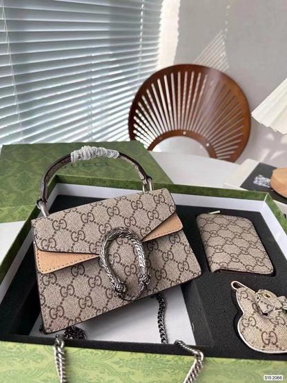 Bolso Gucci com chaveiro e carteira